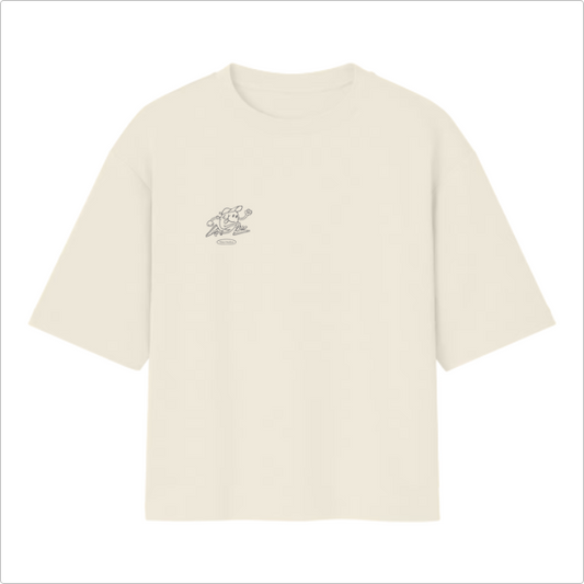 Camiseta com estampa frontal de personagem correndo e pequenos textos, e estampa traseira com "Anti-Running Running Club", personagem, datas e mais texto.