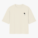 Camiseta com estampa frontal de uma estátua em preto e branco com uma coroa dourada, focando em detalhes faciais clássicos e expressivos.
