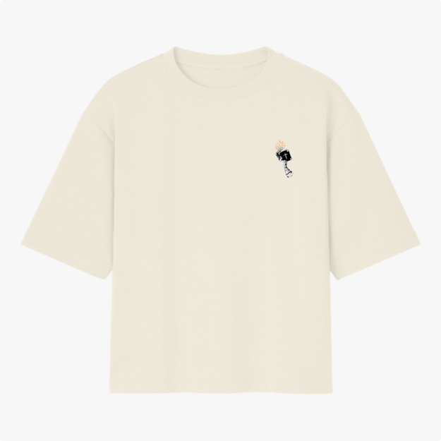 Camiseta com estampa frontal de uma estátua em preto e branco com uma coroa dourada, focando em detalhes faciais clássicos e expressivos.