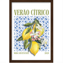 Quadro com estampa de limões e flores sobre fundo com padrões ornamentais, acompanhado dos dizeres "VERÃO CÍTRICO", "MODA SUSTENTÁVEL" e "2025".