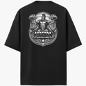 Camiseta com estampa traseira de figura mitológica musculosa levantando halteres, cercada por ornamentos clássicos e a inscrição "Iron Discipline".