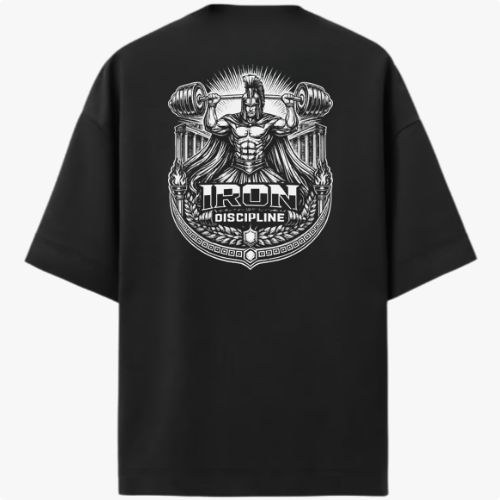 Camiseta com estampa traseira de figura mitológica musculosa levantando halteres, cercada por ornamentos clássicos e a inscrição "Iron Discipline".