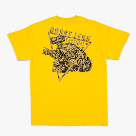 Camiseta com estampa frontal de caveira com óculos táticos dentro de triângulo e estampa traseira de caveira com mesma temática, escrita "Ghost Lens Tactical".