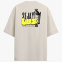 Camiseta com estampa frontal de texto estilizado com as palavras "RLEM Company" e estampa traseira de lâmpada vintage acompanhada da frase "SEJA LUZ EM MEIO AO CAOS".