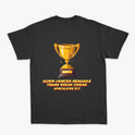 Camiseta com estampa frontal de troféu estilizado pequeno e estampa traseira de troféu grande sobre frase "QUEM VENCER HERDARÁ TODAS ESSAS COISAS APOCALIPSE 21:7".