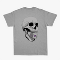 Camiseta com estampa frontal de letras estilizadas "Reals M.C. 4 Anos" em grafite e estampa traseira de um crânio segurando um cartão com símbolo.