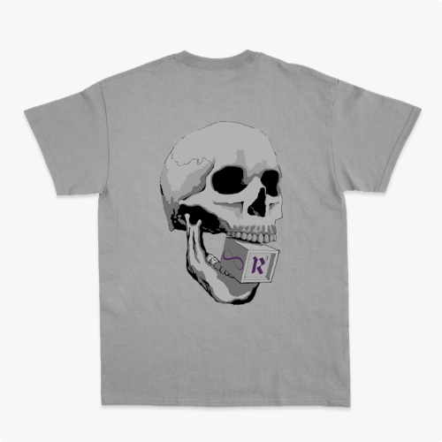 Camiseta com estampa frontal de letras estilizadas "Reals M.C. 4 Anos" em grafite e estampa traseira de um crânio segurando um cartão com símbolo.