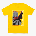 Camiseta com estampa frontal de personagem estilizado em tons de cinza e vermelho, com elementos de design geométrico e texto ao redor.