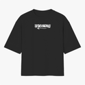Camiseta com estampa frontal de lettering artístico moderno e estampa traseira de busto clássico com sobreposição de texto "democracy".