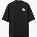 Camiseta com estampa frontal de duas cabeças de gatos em estilo ilustrativo e estampa traseira de dois gatos sentados rodeados por detalhes artísticos.
