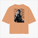 Camiseta com estampa frontal de um logotipo e estampa traseira de um piloto com fundo de palavras, destacando "SIMPLY LOVELY" e o nome do competidor.