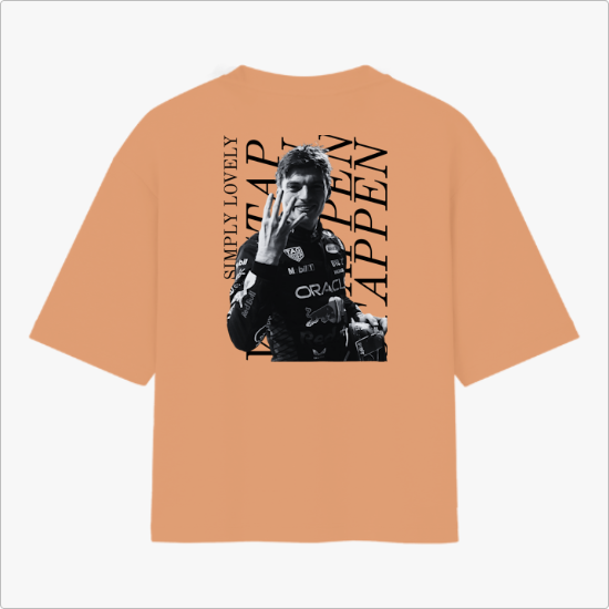 Camiseta com estampa frontal de um logotipo e estampa traseira de um piloto com fundo de palavras, destacando "SIMPLY LOVELY" e o nome do competidor.