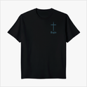 Camiseta com estampa frontal de uma pequena cruz acima da palavra "Legio" e estampa traseira de esqueleto orando com caveiras ao redor e inscrição circular.