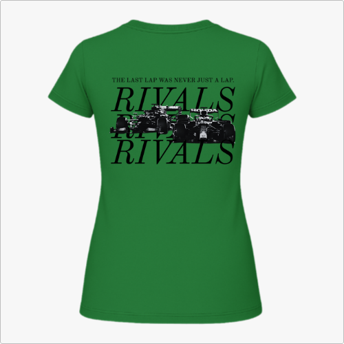 Camiseta com estampa frontal de texto minimalista "RIVALS" no lado esquerdo do peito e estampa traseira de carros de corrida com sobreposição de textos.