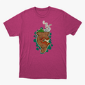 Camiseta com estampa frontal de um chimarrão estilizado com erva-mate, cuia e fumaça, rodeado por um fundo de formas orgânicas em contraste.