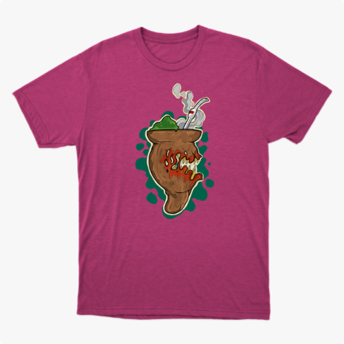 Camiseta com estampa frontal de um chimarrão estilizado com erva-mate, cuia e fumaça, rodeado por um fundo de formas orgânicas em contraste.