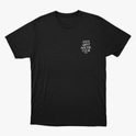Camiseta com estampa frontal de texto estilizado "ANTI ABNT SOCIAL CLUB" e estampa traseira ampliada do mesmo texto acompanhada de pequeno "NO BRUXO STUDIOS".