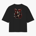Camiseta com estampa frontal de logotipo estilizado com escrita "KAGE" e símbolo geométrico, e estampa traseira de personagem em posição de combate, envolto em efeitos sombrios e dinâmicos.