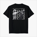 Camiseta com estampa frontal de "RIVALS" em letras discretas e estampa traseira com imagem de dois pilotos se cumprimentando, sobreposta por "RIVALS" repetido.