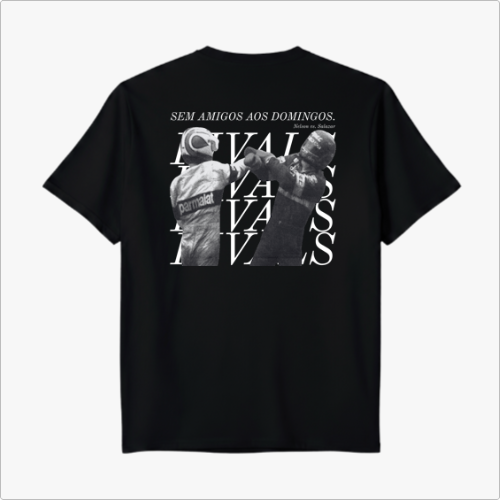 Camiseta com estampa frontal de "RIVALS" em letras discretas e estampa traseira com imagem de dois pilotos se cumprimentando, sobreposta por "RIVALS" repetido.