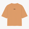 Camiseta com estampa frontal de logo pequeno escrito “VIGIA” no centro e estampa traseira de controle de videogame com frase “DEUS ESTÁ NO CONTROLE”.