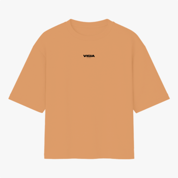 Camiseta com estampa frontal de logo pequeno escrito “VIGIA” no centro e estampa traseira de controle de videogame com frase “DEUS ESTÁ NO CONTROLE”.
