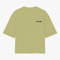 Camiseta com estampa frontal de um pequeno retângulo contendo o texto "INFINITY" em letras grandes e um símbolo ao lado, ambos dentro de um fundo claro.