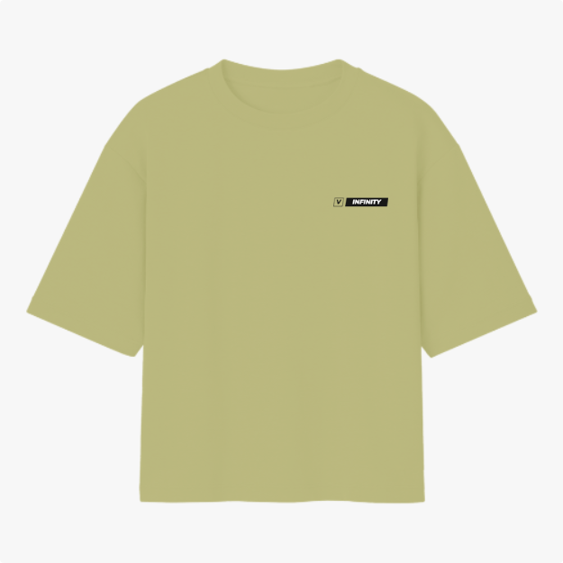 Camiseta com estampa frontal de um pequeno retângulo contendo o texto "INFINITY" em letras grandes e um símbolo ao lado, ambos dentro de um fundo claro.