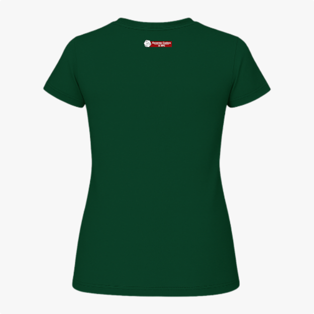 Camiseta com estampa frontal de gato com chapéu de mago, lendo um livro cercado por cristais e névoa; estampa traseira com pequeno logotipo textual.