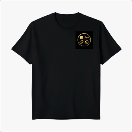 Camiseta com estampa frontal de emblema "10 Resenha", apresentando elementos circulares e estrelas, e estampa traseira de logotipo com a palavra "Resenha".