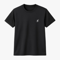 Camiseta com estampa frontal de patins estilizados, posicionados perto da lateral esquerda do peito, em tamanho pequeno e traços finos e detalhados.
