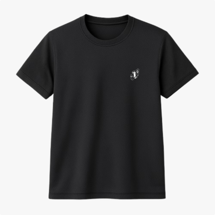 Camiseta com estampa frontal de patins estilizados, posicionados perto da lateral esquerda do peito, em tamanho pequeno e traços finos e detalhados.