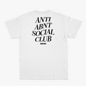 Camiseta com estampa frontal de texto estilizado "ANTI ABNT SOCIAL CLUB" e estampa traseira ampliada do mesmo texto acompanhada de pequeno "NO BRUXO STUDIOS".