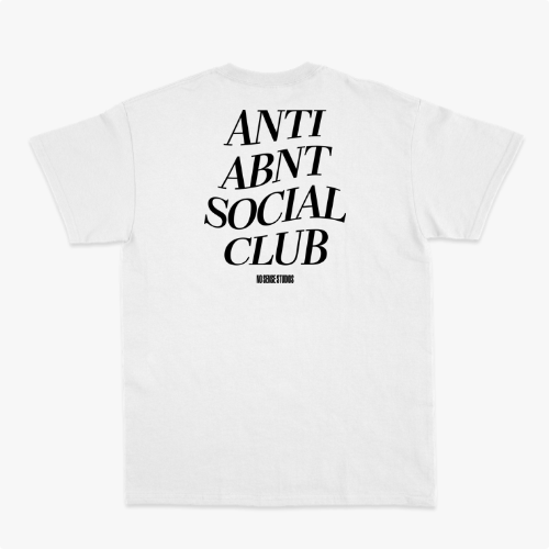 Camiseta com estampa frontal de texto estilizado "ANTI ABNT SOCIAL CLUB" e estampa traseira ampliada do mesmo texto acompanhada de pequeno "NO BRUXO STUDIOS".