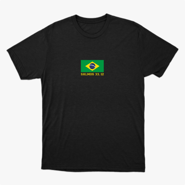 Camiseta com estampa frontal de bandeira do Brasil e "SALMOS 33, 12", e estampa traseira de texto "FELIZ A NAÇÃO CUJO DEUS É O SENHOR".