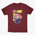 Camiseta com estampa frontal de personagem animado de cabelo rosa, cercado por blocos com letras coloridas, sobre o texto "SPY x FAMILY".