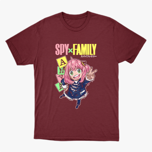 Camiseta com estampa frontal de personagem animado de cabelo rosa, cercado por blocos com letras coloridas, sobre o texto "SPY x FAMILY".