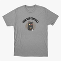 Camiseta com estampa frontal de um gato segurando uma caneca, acompanhado de uma expressão curiosa, envolto por linhas espirais e a frase "TUDO SOB CONTROLE".