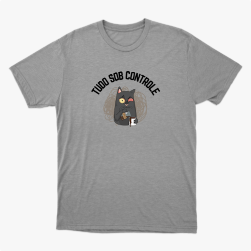 Camiseta com estampa frontal de um gato segurando uma caneca, acompanhado de uma expressão curiosa, envolto por linhas espirais e a frase "TUDO SOB CONTROLE".