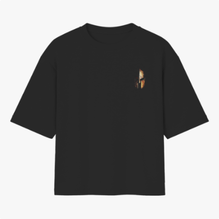 Camiseta com estampa frontal de capacete espartano envelopado em sombras e luz, e estampa traseira expandida do capacete com detalhes de espada e texto.