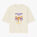 Camiseta com estampa frontal de mesa com garrafas e duas cadeiras, acompanhada das frases “Sexta-feira 9 horas" e "quem fez, fez...”.