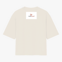Camiseta com estampa frontal de logotipo minimalista composto por símbolo geométrico e texto estilizado, e estampa traseira de logotipo idêntico.