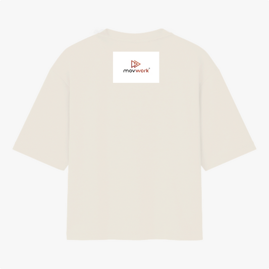 Camiseta com estampa frontal de logotipo minimalista composto por símbolo geométrico e texto estilizado, e estampa traseira de logotipo idêntico.