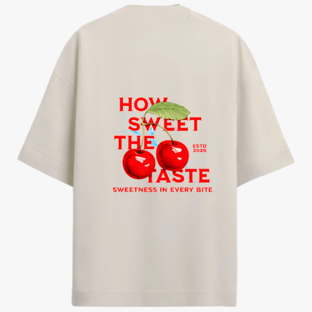 Camiseta com estampa traseira de cerejas reluzentes, folhas verdejantes e destaque para os dizeres "HOW SWEET THE TASTE" e "SWEETNESS IN EVERY BITE".