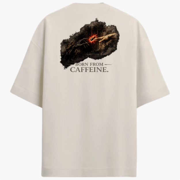 Camiseta com estampa frontal do monograma "H" minimalista e estampa traseira de imagem artística com mãos semelhantes a "A Criação" e texto "Born from Caffeine".