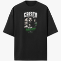 Camiseta com estampa frontal de figura religiosa ao lado de uma cruz, acompanhada de diversas frases em diferentes tipografias e tamanhos.