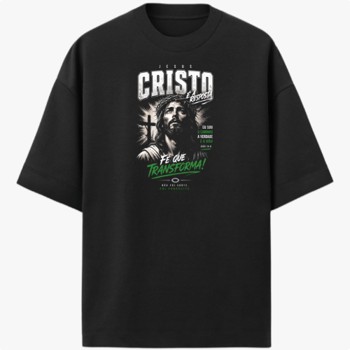 Camiseta com estampa frontal de figura religiosa ao lado de uma cruz, acompanhada de diversas frases em diferentes tipografias e tamanhos.