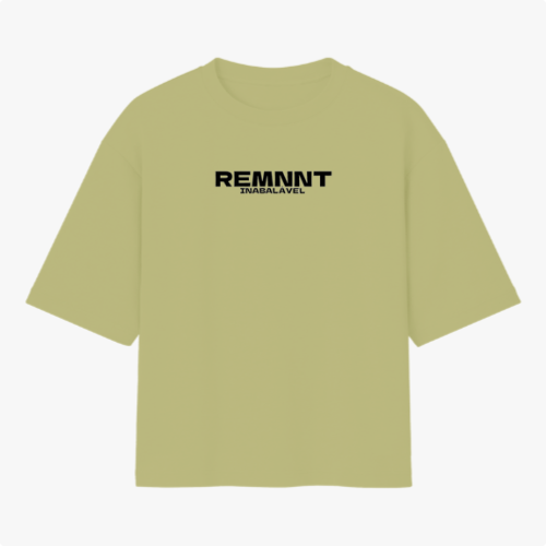 Camiseta com estampa frontal de texto estilizado "REMNNT" em letras maiúsculas e "IMBATÍVEL" em tamanho menor, alinhados centralmente.