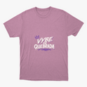 Camiseta com estampa frontal de letras estilizadas "Vybe de Quebrada" acompanhadas de uma coroa sobre o "V" e um traço com efeito de spray na parte inferior.