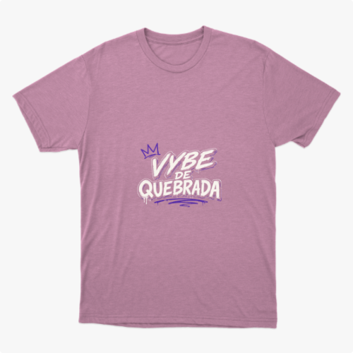 Camiseta com estampa frontal de letras estilizadas "Vybe de Quebrada" acompanhadas de uma coroa sobre o "V" e um traço com efeito de spray na parte inferior.
